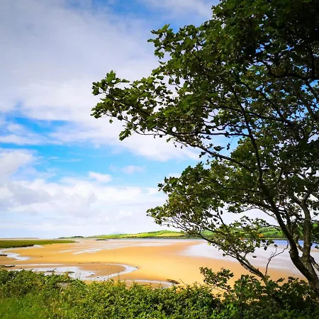 The Snuggly Sheep Shepherd Hut Campview Farm Daire