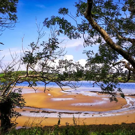 The Snuggly Sheep Shepherd Hut Campview Farm باليشانون