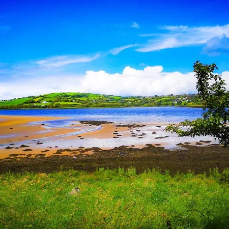 The Snuggly Sheep Shepherd Hut Campview Farm * باليشانون